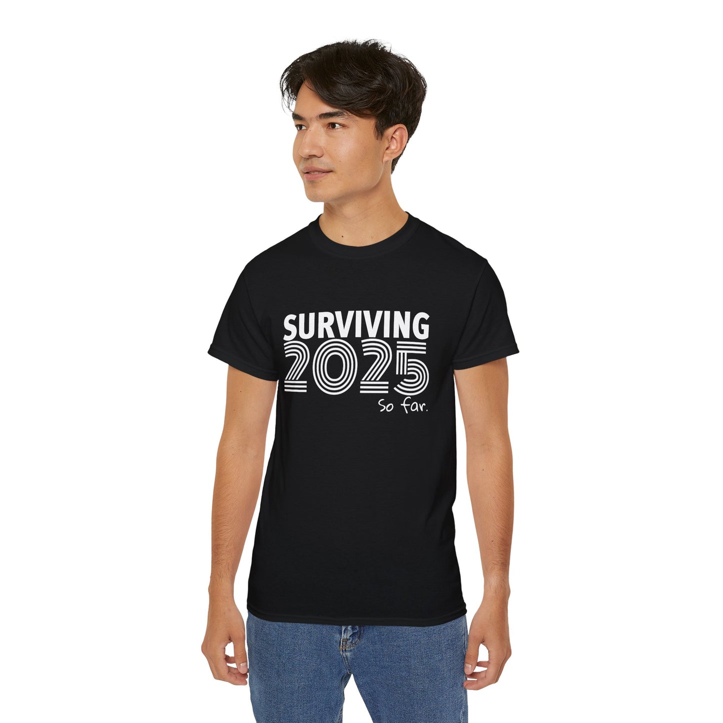 SURVIVING 2025 - T-Shirt | Hochwertig, 100 % Baumwolle, Weich & Bequem mit Rundhalsausschnitt