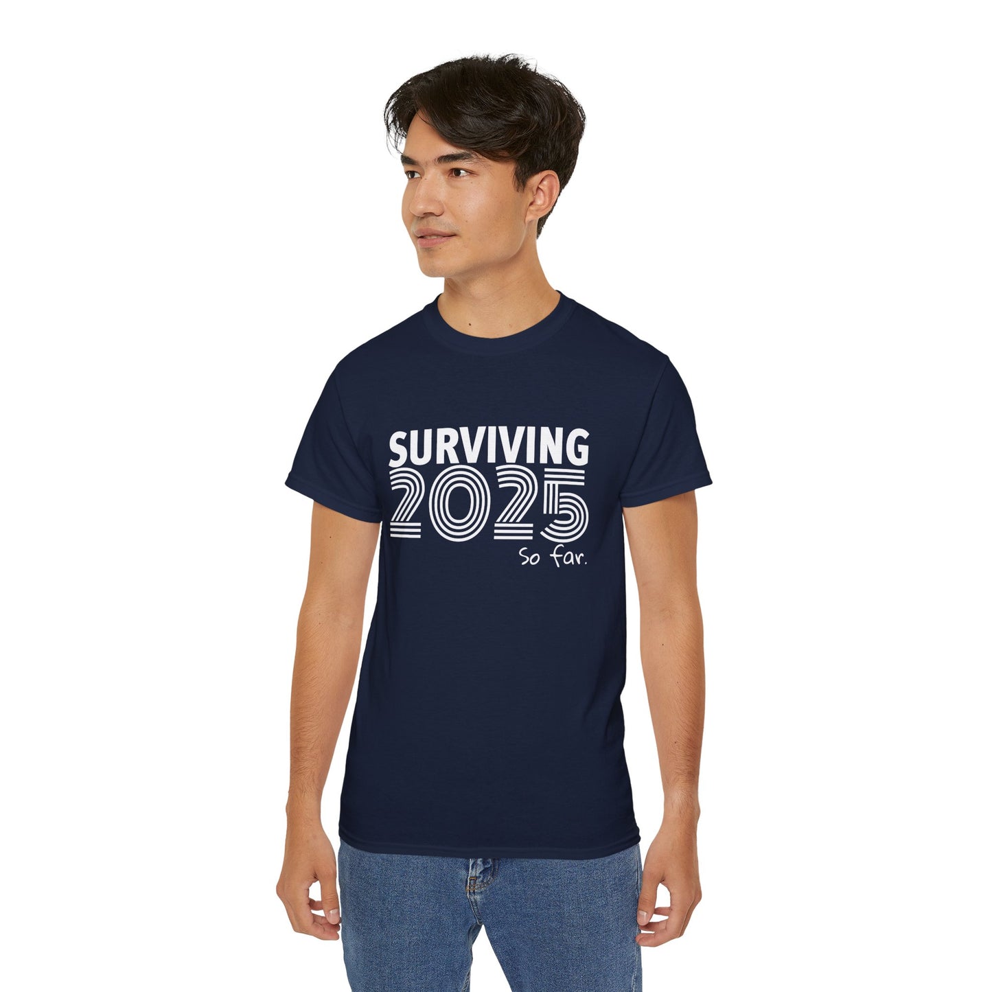 SURVIVING 2025 - T-Shirt | Hochwertig, 100 % Baumwolle, Weich & Bequem mit Rundhalsausschnitt