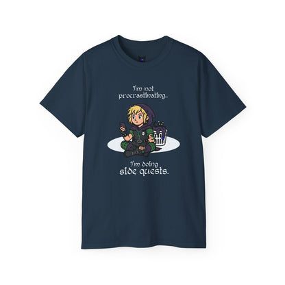 I'm not procrastinating. I'm doing side quests. - T-Shirt | Hochwertig, 100 % Baumwolle, Weich & Bequem mit Rundhalsausschnitt