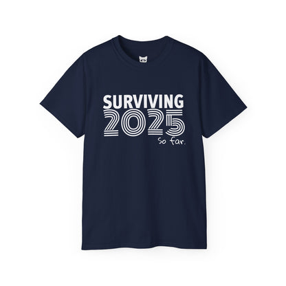 SURVIVING 2025 - T-Shirt | Hochwertig, 100 % Baumwolle, Weich & Bequem mit Rundhalsausschnitt