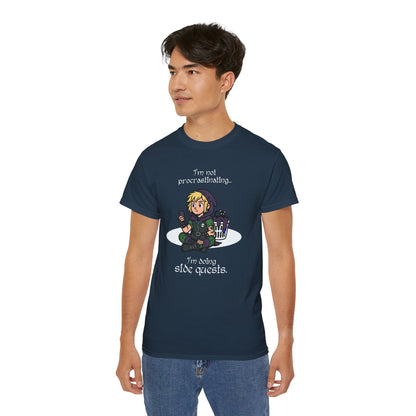 I'm not procrastinating. I'm doing side quests. - T-Shirt | Hochwertig, 100 % Baumwolle, Weich & Bequem mit Rundhalsausschnitt