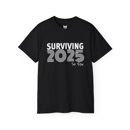 SURVIVING 2025 - T-Shirt | Hochwertig, 100 % Baumwolle, Weich & Bequem mit Rundhalsausschnitt